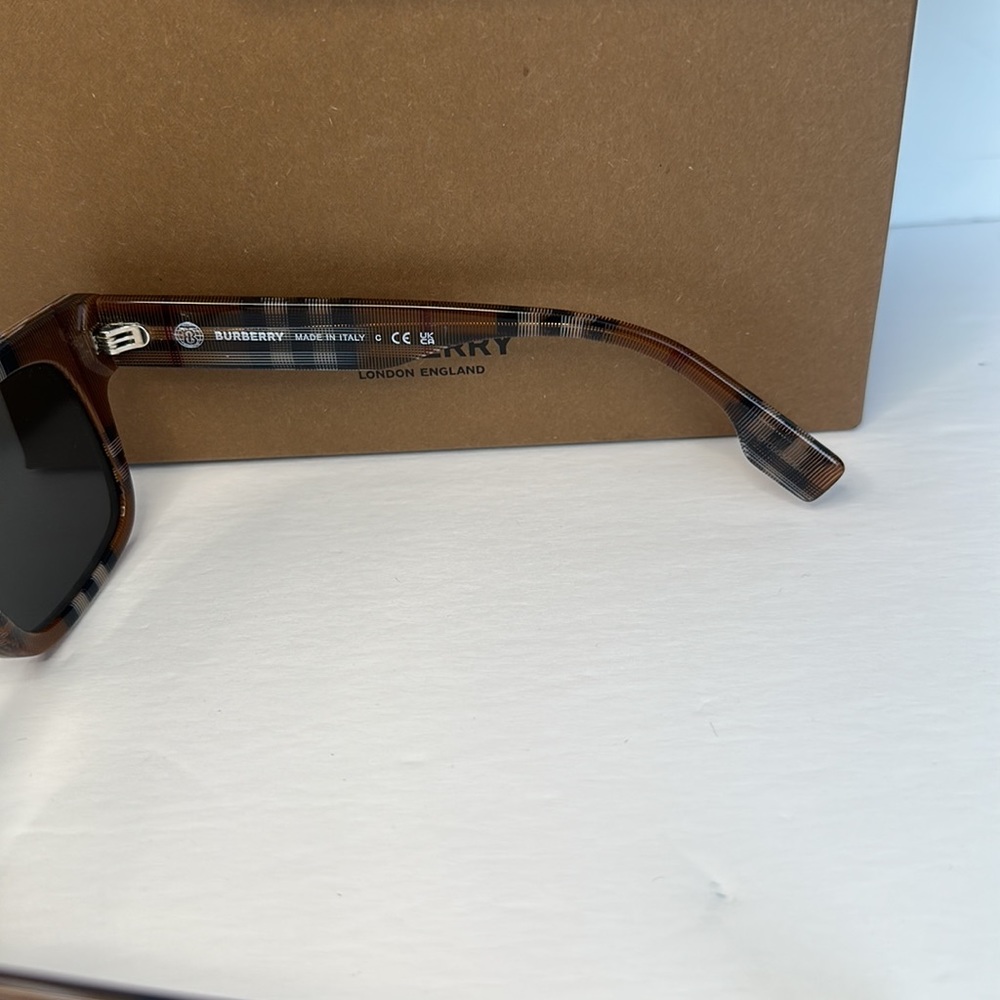 💯 - New Authentic BURBERRY
Dark Gray Square unisex Sunglasses - Picture 9 of 16
